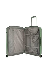 Maleta rígida verde con un interior gris abierto. Incluye un asa retráctil, ruedas, múltiples compartimentos y un forro de tela.