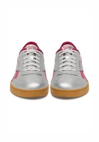 Srebrno-różowe sneakersy z skórzanym wierzchem, gumową podeszwą i kontrastującą podeszwą z gumy. Zawiązywany design i wyściełany kołnierz zapewniający komfort.