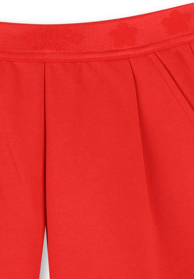 Rode geplooide shorts van een gladde stof, met een gestructureerde tailleband waarin "KENZO PARIS" is gedrukt. Eenvoudig en modern ontwerp.