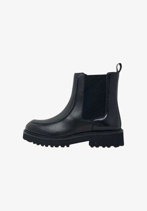 Stivale Chelsea in pelle nera con pannelli elastici laterali, punta arrotondata e suola in gomma texturizzata per una buona aderenza. Dotato di un gancio sul tallone per una facile vestibilità.