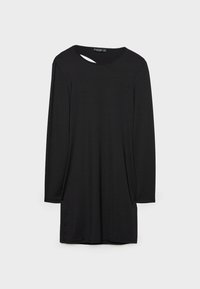 Robe noire à manches longues avec un col rond présentant un petit détail de découpe asymétrique sur un côté.