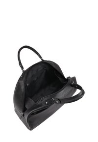 Zwarte leren weekendtas met een ronde vorm. Bevat dubbele handvatten aan de bovenkant, een ritssluiting en een ruime, gevoerde binnenkant met een ritsvak.