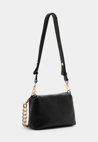 Borsa nera con un design in pelle sintetica texturizzata, accessori in metallo dorato, una catena decorativa e una tracolla regolabile.