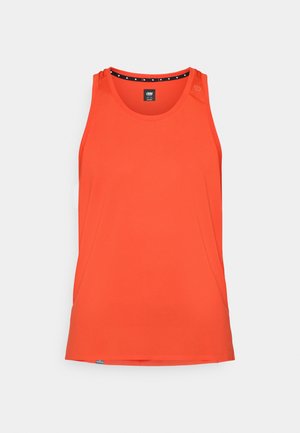 Oranges sportliches Tanktop mit Rundhalsausschnitt, ärmellosem Design, strukturiertem Stoff und Knopfdetail nahe der Schulter.