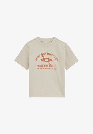 Bēšas krāsas īsroku T-krekls ar oranžu gatavošanu ar laivu un airiem, tekstu "Cedar Fork River Camp" un "Airē. Pārgājiens. Atkārtot."