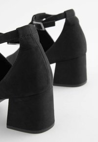 Next FOREVER COMFORT® LOW CUT  - Páskové sandály  - black