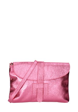 Pochette en métal rose avec une fermeture rabat et une bandoulière. Présente un accent avant plat et une texture lisse. Design léger et compact.