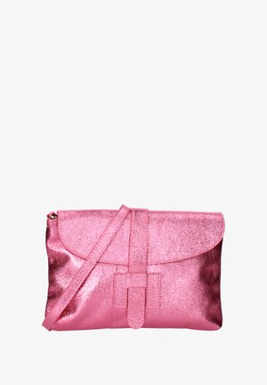 Metalen roze clutch tas met een klep sluiting en een strap. Beschikt over een platte vooraccent en een gladde textuur. Lichtgewicht en compact ontwerp.