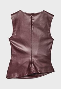 Bordeaux læder sleeveless top med en tætsiddende design, høj halsudskæring og en lille lynlås i ryggen. Glat tekstur, let udvidelse ved kanten.