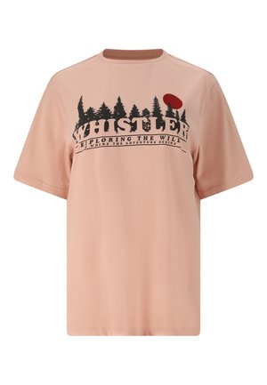 Lyserød T-shirt med korte ærmer med sort skovsilhuet, rød sol og teksten "Whistler Exploring the Will Is Where the Adventure Begins" foran.