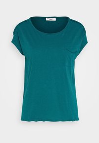 Teal kortärmad T-shirt i mjuk bomull; har rund halsringning och en liten bröstficka. Enkel, avslappnad passform med rundad nederkant.