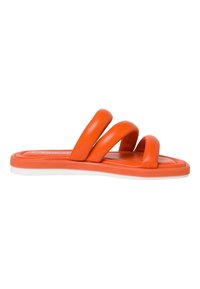 Sandale à glisser en cuir orange avec trois sangles incurvées, une semelle intérieure rembourrée et une semelle extérieure en caoutchouc blanche ; texture lisse et design minimaliste.