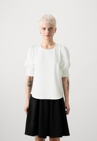 Vero Moda Petite - VMNINA - Blusa - bright white Imagen en miniatura 1