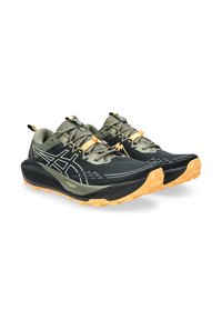 Schwarze und olivgrüne Sportschuhe mit einer strukturierten Oberkante, orangefarbenen Akzenten, gepolsterter Sohle und aggressivem Profil für den Einsatz im Freien.