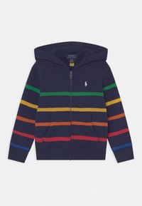 Sudadera de cremallera en color marino con rayas horizontales en verde, amarillo, naranja, rojo y azul. Incluye capucha y bolsillos frontales.