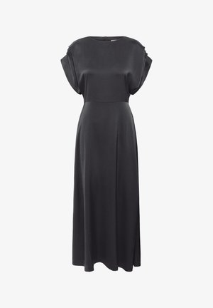 Robe noire avec des manches courtes, une taille ajustée et une jupe midi fluide. Texture lisse avec un léger éclat. Détail fente sur le côté.