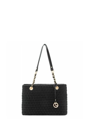 Sac à bandoulière noir texturé avec des poignées en chaîne dorée et un pendentif logo circulaire doré suspendu d'un côté.