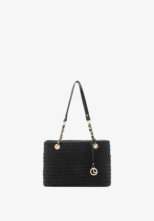 Schwarze Schultertasche mit Struktur, goldenen Kettenhenkeln und einem goldenen, runden Logoanhänger, der an einer Seite hängt.