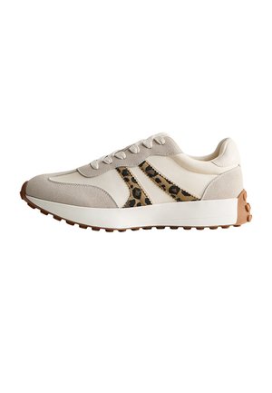 Baskets beige et crème avec des bandes à imprimé léopard, des accents en daim, une semelle intermédiaire blanche et une semelle extérieure en caoutchouc marron texturé.