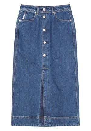 Falda midi de denim azul con apertura frontal y cinco botones blancos, con trabillas para cinturón y bolsillos delanteros.