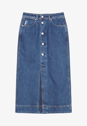 Jupe midi en denim bleu avec une fente à l'avant et cinq boutons blancs, avec passants pour ceinture et poches avant.