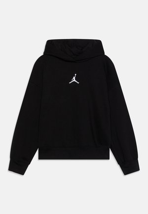 Sudadera de forro polar negra con un bolsillo delantero, capucha grande y un logotipo Jumpman bordado en blanco en el pecho. Tiene puños y bajo de canalé.