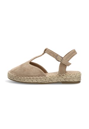 Sandalia espadrille de ante beige con puntera cerrada, suela trenzada de yute, correa ajustable en el tobillo y hebilla metálica, mostrada en perfil lateral.