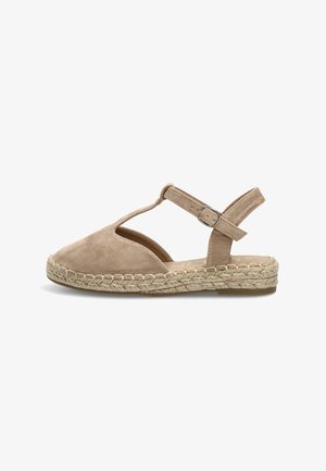 Sandalia espadrille de ante beige con puntera cerrada, suela trenzada de yute, correa ajustable en el tobillo y hebilla metálica, mostrada en perfil lateral.