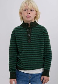 Suéter de rayas tejidas en verde y verde oscuro con cuello alto, tapeta de cuatro botones y puños acanalados. Textura suave, diseño casual.