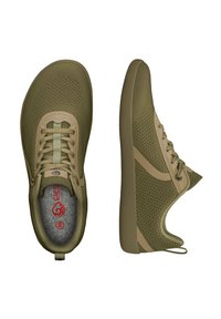 Oliwkowe buty sportowe z siateczkowym wierzchem, jasnobeżowe akcenty, okrągły czubek i teksturowana podeszwa. Posiadają sznurówki oraz wyściółkę z poduszką.