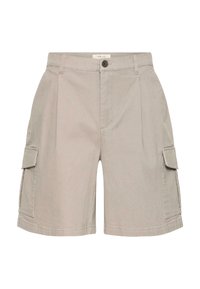 Shorts cargo beiges avec fermeture par bouton, passants pour ceinture, plis à l'avant, et poches à rabat de chaque côté.