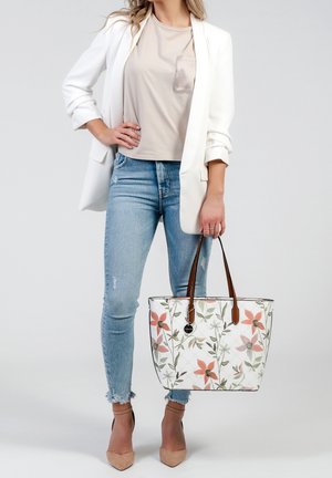 Bolso tote con estampado floral y asas de cuero marrón, que presenta un fondo blanco y tonos de verde, rosa y naranja. Diseño elegante y espacioso.