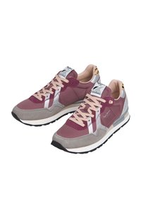 Burgundi nahk- ja võrkkudumisega tossud hõbedaste aktsentide, roosade paelte ja kanna peal teksatšeeniga leopardi mustriga. Kummi välistald haarde tagamiseks.