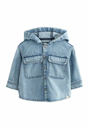 Veste pour tout-petit en denim bleu clair avec capuche, fermeture à boutons pression et deux poches avant à rabat.