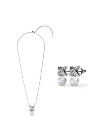 Collana d'argento con un pendente a perla rotonda e orecchini a perla coordinati; presenta un design intricato a nodi con accenti trasparenti.
