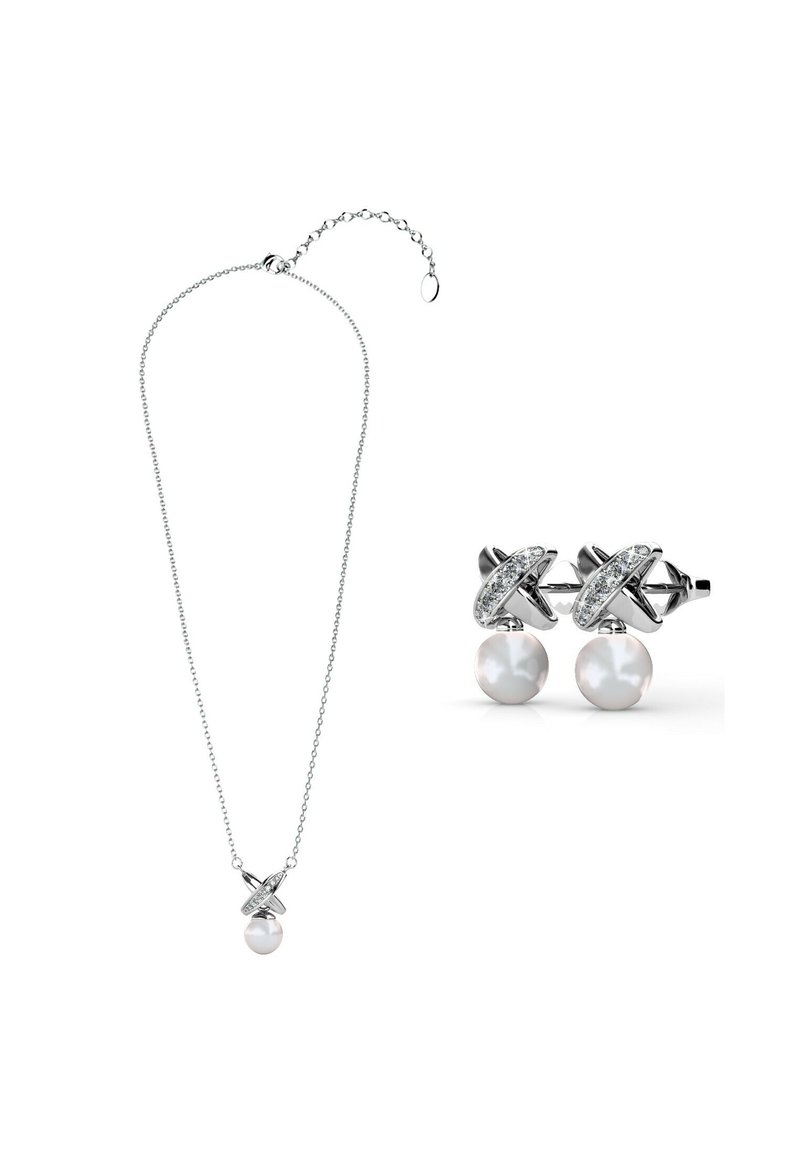 Collana d'argento con un pendente a perla rotonda e orecchini a perla coordinati; presenta un design intricato a nodi con accenti trasparenti.