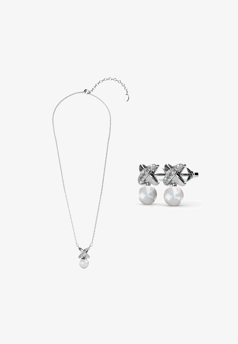 Collana d'argento con un pendente a perla rotonda e orecchini a perla coordinati; presenta un design intricato a nodi con accenti trasparenti.