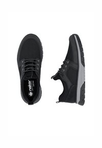 Chaussures de sport noires avec une tige en mesh et synthétique, des lacets ronds, un col rembourré et des semelles texturées avec des accents gris contrastants.