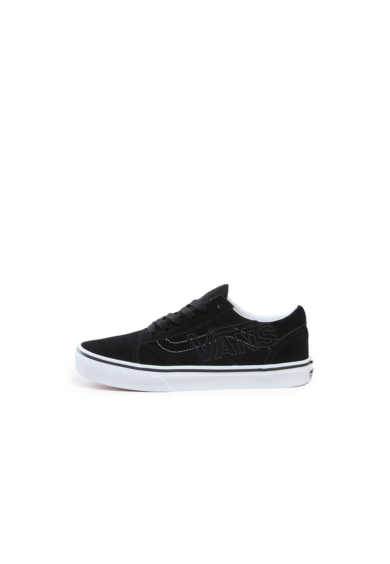 Černé semišové tenisky s bílou gumovou podrážkou, s vystouplým logem "Vans" na boku a černým prošíváním podél svršku.