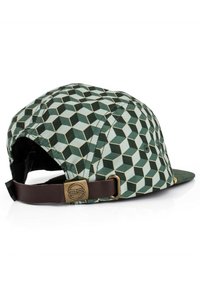 Cappello con motivo geometrico in verde e teal, cinturino regolabile marrone, logo tondo in ottone e design strutturato con visiera curva.