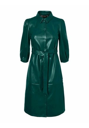 Robe-chemise en similicuir vert foncé avec manches longues bouffantes, boutonnière à l'avant, col, et ceinture assortie nouée à la taille.