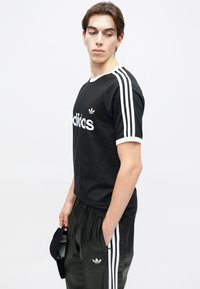 adidas Originals RINGER TEE UNISEX - Tričko s potlačou - black