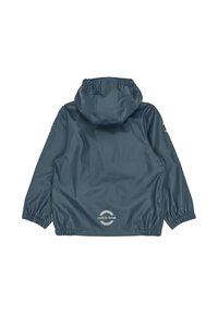 Gyermek vízálló dzseki sötétkék színben, kapucnival, elasztikus mandzsettákkal és egy logóval a háton. Simaságot és fényességet sugárzó anyag, kényelmes, laza szabással.