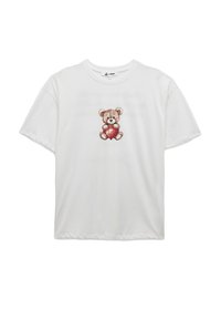 Witte katoenen T-shirt met een grafisch ontwerp van een beer die een rood hart vasthoudt. Korte mouwen, losse pasvorm, ronde halslijn. Zachte textuur.