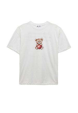 Hvid bomulds t-shirt med et grafik af en bjørn, der holder et rødt hjerte. Korte ærmer, løs pasform, rund halsudskæring. Blød tekstur.