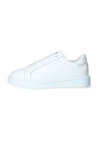 Sneakers bianchi in pelle con una finitura liscia, punta rotonda e design minimalista. Presentano una suola in gomma bianca spessa e lacci coordinati.
