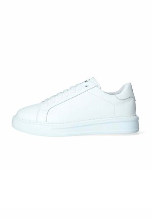 Sneakers bianchi in pelle con una finitura liscia, punta rotonda e design minimalista. Presentano una suola in gomma bianca spessa e lacci coordinati.