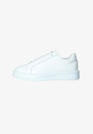 Sneakers bianchi in pelle con una finitura liscia, punta rotonda e design minimalista. Presentano una suola in gomma bianca spessa e lacci coordinati.