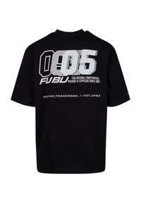 Mustahklane must-valge T-särk lühikeste varrukatega, millel on suur valge graafika "005 FUBU" ja tekst "ORIGINAALSPORDIRIIDETE VALMISTAJAID JA TARNIJAID ALATES 1992. AASTAST."