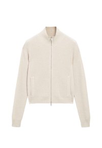 Maglione a zip rigato in maglia color beige chiaro, con colletto alto, tasche laterali e silhouette sfiancata. Dettaglio della zip argentata sul davanti.